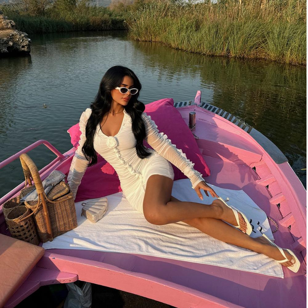 Kolekcja sukienek mini dassey.eu na długi rękaw , na jedno ramię, z opuszczonymi ramionami , na cienkich ramkach , cekinowe , tiulowe , dzianinowe , welurowe , zwiewne.