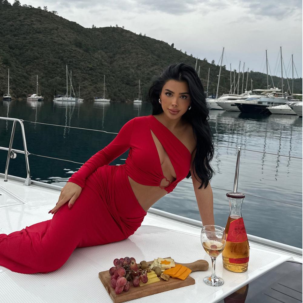 Kolekcja wszystkich sukienek dassey.eu na długi rękaw , na jedno ramię, z opuszczonymi ramionami , na cienkich ramkach , mini , midi , maxi , na imprezę , cekinowe , tiulowe , dzianinowe , welurowe , zwiewne, dopasowane , na co dzień.